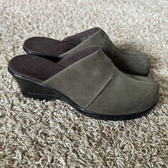 Clarks Delight Nubuck Leather Olive‎ Green Wedge Mules Women Size 7M Y2K 71104 - Picture 2 of 8